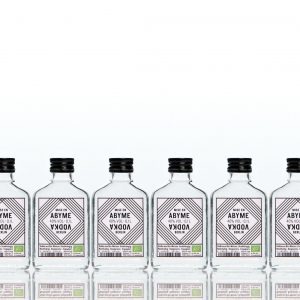 das Foto zeigt 6 kleine Flaschen, die sogenannten Flachmänner mit Abyme Bio Wodka.